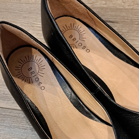 Brioso Women's Classic Black Loafers - Picture 2 of 9